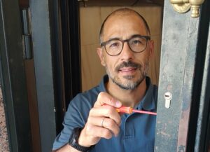 Lee más sobre el artículo Cerrajero para comunidades en Chamartín: mantenimiento y atención personalizada