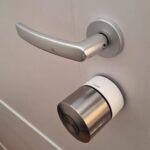 Cerradura inteligente Nuki instalada en una puerta