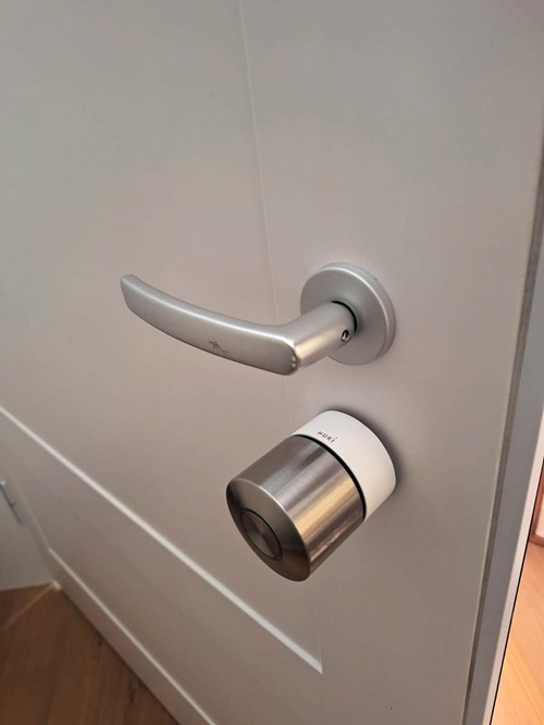 Cerradura inteligente Nuki instalada por City Cerrajeros Madrid